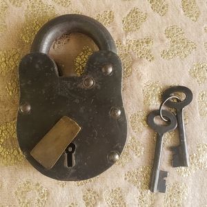 VINTAGE | Antique Cast Iron Lock with Keys 🔑